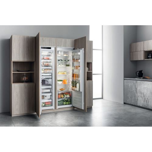 Arca Congeladora Vertical Encastrável Hotpoint BF 1801 E F1 | 177x54x54,5 cm | 209 L | F | Branco