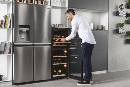 Cave de Vinho Haier HWS77GDAU1 | 127x49,7x58,5 cm | 77 Garrafas | G | Preto