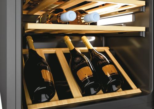Cave de Vinho Candy CWC 200 EELW/N | 146x49x55 cm | 81 Garrafas | G | Preto