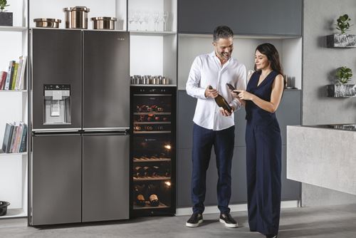 Cave de Vinho Haier HWS77GDAU1 | 127x49,7x58,5 cm | 77 Garrafas | G | Preto